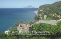 Gezicht op eiland Saba vanaf Fort Oranje; Gezicht op Saba vanaf Fort Oranje (Collectie Wereldmuseum, TM-20029492), Lawson, Boy