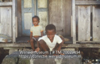 Twee kinderen voor hun huis; Twee kinderen voor hun huis (Collectie Wereldmuseum, TM-20029494), Lawson, Boy
