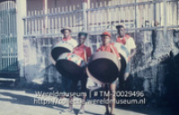 Steelband; Steelband in Oranjestad; Steel band (Collectie Wereldmuseum, TM-20029496)