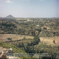 Gezicht op landschap met Santa Cruz en de Hooiberg (Collectie Wereldculturen, TM-20029530), Lawson, Boy (1925-1992)