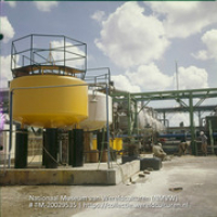 Reservoirs van Lago olieraffinaderij (Collectie Wereldculturen, TM-20029535), Lawson, Boy (1925-1992)