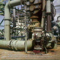 Pompaggregaten van Lago olieraffinaderij (Collectie Wereldculturen, TM-20029536), Lawson, Boy (1925-1992)