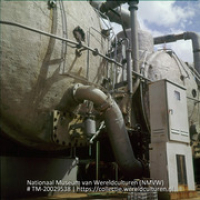 Destillatieketels van Lago olieraffinaderij (Collectie Wereldculturen, TM-20029538), Lawson, Boy (1925-1992)
