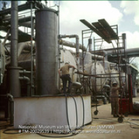 Arbeiders bij destillatieketels van Lago olieraffinaderij (Collectie Wereldculturen, TM-20029539), Lawson, Boy (1925-1992)