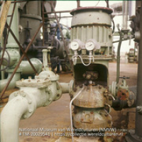 Pomp met drukmeters op Lago olieraffinaderij (Collectie Wereldculturen, TM-20029541), Lawson, Boy (1925-1992)