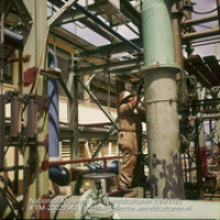 Arbeider aan het werk in Lago olieraffinaderij (Collectie Wereldculturen, TM-20029542), Lawson, Boy (1925-1992)