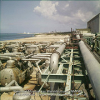 Destillatieketels op het strand van Lago olieraffinaderij (Collectie Wereldculturen, TM-20029546), Lawson, Boy (1925-1992)