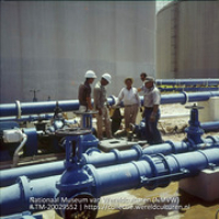 Arbeiders aan het werk op Lago olieraffinaderij (Collectie Wereldculturen, TM-20029552), Lawson, Boy (1925-1992)