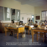 Klaslokaal in Huishoudschool Mater Dei (Collectie Wereldculturen, TM-20029636), Lawson, Boy (1925-1992)