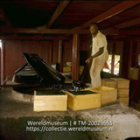 Man die aloe perst; Aloe koker. (Collectie Wereldmuseum, TM-20029651), Lawson, Boy