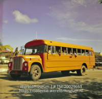 Schoolbus met schoolkinderen; Een schoolbus. (Collectie Wereldmuseum, TM-20029653), Lawson, Boy