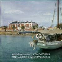 Haven met zeilboot en aan de kade een gebouw; Het kantoor van de gezaghebbende. (Collectie Wereldmuseum, TM-20029663), Lawson, Boy