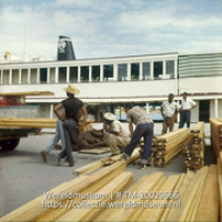 Afladen van hout bij de haven van Kralendijk; Kralendijk, afladen van hout op de pier (Collectie Wereldmuseum, TM-20029666), Lawson, Boy