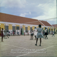 Schoolkinderen die volleybal spelen; Ricon, schoolkinderen aan het volleyballen. (Collectie Wereldmuseum, TM-20029667), Lawson, Boy