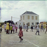 Schoolkinderen die volleybal spelen; Ricon, schoolkinderen aan het volleyballen. (Collectie Wereldmuseum, TM-20029668), Lawson, Boy