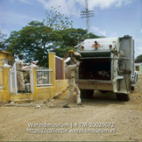 Mannen halen de vuilnis op met vuilniswagen; Vuilnis ophaaldienst. (Collectie Wereldmuseum, TM-20029672), Lawson, Boy