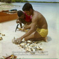 Karkovissers halen het weekdier uit de schelp bij de lagune Lac; Concha-vissers bij Soro Bon halen het weekdier uit de schelp (Collectie Wereldmuseum, TM-20029677), Lawson, Boy