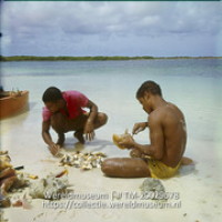 Karkovissers halen de weekdieren uit de schelp bij de lagune Lac; Concha-vissers bijSoro Bon halen het weekdier uit de schelp voor consumptie (Collectie Wereldmuseum, TM-20029678), Lawson, Boy