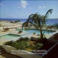 Zwembad van Hotel Bonaire; Zwembad Hotel Bonaire (Collectie Wereldmuseum, TM-20029701), Lawson, Boy