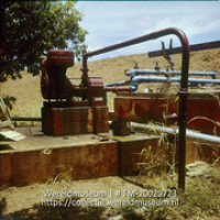 Waterpompinstallatie op een plantage; Waterpompinstallatie op plantage. (Collectie Wereldmuseum, TM-20029723), Lawson, Boy
