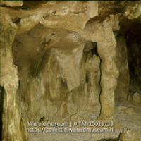 Grotten bij Boca Spelonk met op de grond enkele Indiaanse rotstekeningen; Indianentekeningen in de grotten Boca spelonk.; Grotten bij Boca Spelonk met op de grond enkele rotstekeningen (Collectie Wereldmuseum, TM-20029733), Lawson, Boy