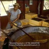 Man kookt aloe in een pan; Aloe koker achter de pan. (Collectie Wereldmuseum, TM-20029739), Lawson, Boy
