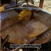 Indampende aloe in een pan; Aloe wordt ingedampt. (Collectie Wereldmuseum, TM-20029740), Lawson, Boy