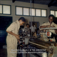 Leerlingen van de Lagere Technische School bij een draaibank; Jongen achter de draaibank, L.T.S. te Kralendijk (Collectie Wereldmuseum, TM-20029742), Lawson, Boy