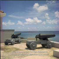 Kanonnen op Fort Kralendijk; Oude kanonen op Fort Kralendijk. (Collectie Wereldmuseum, TM-20029745), Lawson, Boy