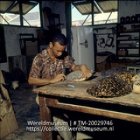 Man maakt souveniers van het schild van zeeschildpadden in een souveniershop; Maken van souveniers van zeeschildpad schilden, souveniersshop van Hr.Heitkoning. (Collectie Wereldmuseum, TM-20029746), Lawson, Boy