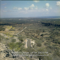 Uitzicht over landschap met een autoweg en op de achtergrond de zee; Landschap op Bonaire, verkeersweg. (Collectie Wereldmuseum, TM-20029748), Lawson, Boy