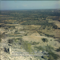 Uitzicht over landschap met erfafscheidingen; Typisch landschap op Bonaire. (Collectie Wereldmuseum, TM-20029750), Lawson, Boy