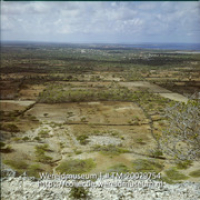 Uitzicht over landschap met erfafscheidingen, met op de achtergrond Kralendijk; Landsch.op Bonaire, op achtergrond Kralendijk. (Collectie Wereldmuseum, TM-20029754), Lawson, Boy