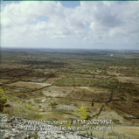 Uitzicht over landschap met duidelijke erfafscheidingen; Landsch.op Bonaire, let op de duidelijke erfafscheiding. (Collectie Wereldmuseum, TM-20029757), Lawson, Boy