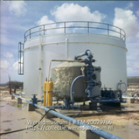 Lands Watervoorzienings Dienst. Olietank en op voorgrond tank voor toevoegen van chemicalien aan het drinkwater. (Collectie Wereldmuseum, TM-20029766), Lawson, Boy
