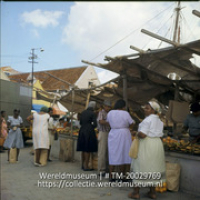 Verkoop van fruit op de markt van Venezolaanse schepen aan de De Ruyterkade; Zaterdagochtend markt (Collectie Wereldmuseum, TM-20029769), Lawson, Boy
