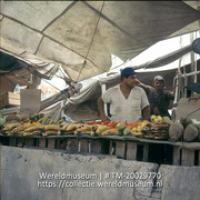 Verkoper van fruit op de markt van Venezolaanse schepen aan de De Ruyterkade; Venezolaanse vruchtenverkoper (Collectie Wereldmuseum, TM-20029770), Lawson, Boy