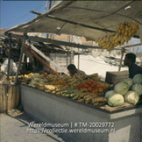 Verkoop van fruit en groenten op de markt van Venezolaanse schepen aan de De Ruyterkade; Vruchtenmarkt op zaterdag (Collectie Wereldmuseum, TM-20029772), Lawson, Boy