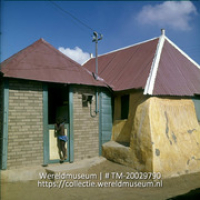 Kunukuhuis bij Sint Michiel; Kanoekoehuisje stenen woningen St.Michel. (Collectie Wereldmuseum, TM-20029790), Lawson, Boy