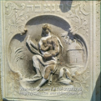 Relief op een grafsteen op de oude Joodse begraafplaats Beth Haim; Gravure op grafsteen, Joods kerkhof (Collectie Wereldmuseum, TM-20029796), Lawson, Boy