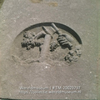 Relief op een grafsteen op de oude Joodse begraafplaats Beth Haim; Gravures op grafsteen, Joods kerkhof (Collectie Wereldmuseum, TM-20029797), Lawson, Boy