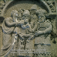 Reliefs op graven op de oude Joodse begraafplaats Beth Haim; Beeldhouwwerk op grafsteen op het Joodse kerkhof. (Collectie Wereldmuseum, TM-20029799), Lawson, Boy