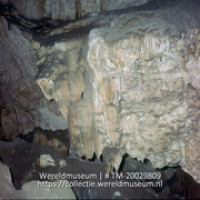 Grotten van Hato; Grotten van Hato (Collectie Wereldmuseum, TM-20029809), Lawson, Boy