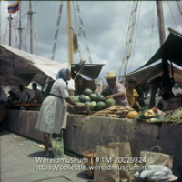 Verkoop van goederen op de drijvende markt; Willemstad, floating market. (Collectie Wereldmuseum, TM-20029824), Lawson, Boy
