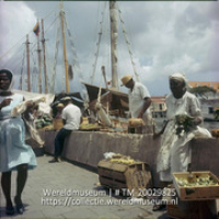 Verkoop van goederen op de drijvende markt; Willemstad, floating market. (Collectie Wereldmuseum, TM-20029825), Lawson, Boy