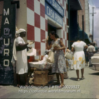 Verkoop van goederen op de drijvende markt; Het loven en bieden opd e floating market. (Collectie Wereldmuseum, TM-20029827), Lawson, Boy