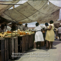 Marktkraam op de drijvende markt, waar vruchten verkocht worden; Stalletje op de floating market, waar vruchten verkocht worden. (Collectie Wereldmuseum, TM-20029828), Lawson, Boy