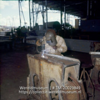 Een lasser aan het werk bij de Curacaose Dok Maatschappij; Cur.Dok.Mij.Een lasser aan de arbeid. (Collectie Wereldmuseum, TM-20029849), Lawson, Boy