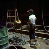 Het verwarmen van klinknagels bij de Curacaose Dok Maatschappij; Cur.Dok.Mij. Het verwarmen van klinknagels. (Collectie Wereldmuseum, TM-20029850), Lawson, Boy