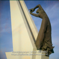 Detail van het monument ter nagedachtenis aan de Antillianen die omkwamen gedurende de Tweede Wereldoorlog (1940-1945); Monument voor de gevallenen in de 2eWereldoorlog, De Ruyterkade, Willemstad. (Collectie Wereldmuseum, TM-20029862), Lawson, Boy